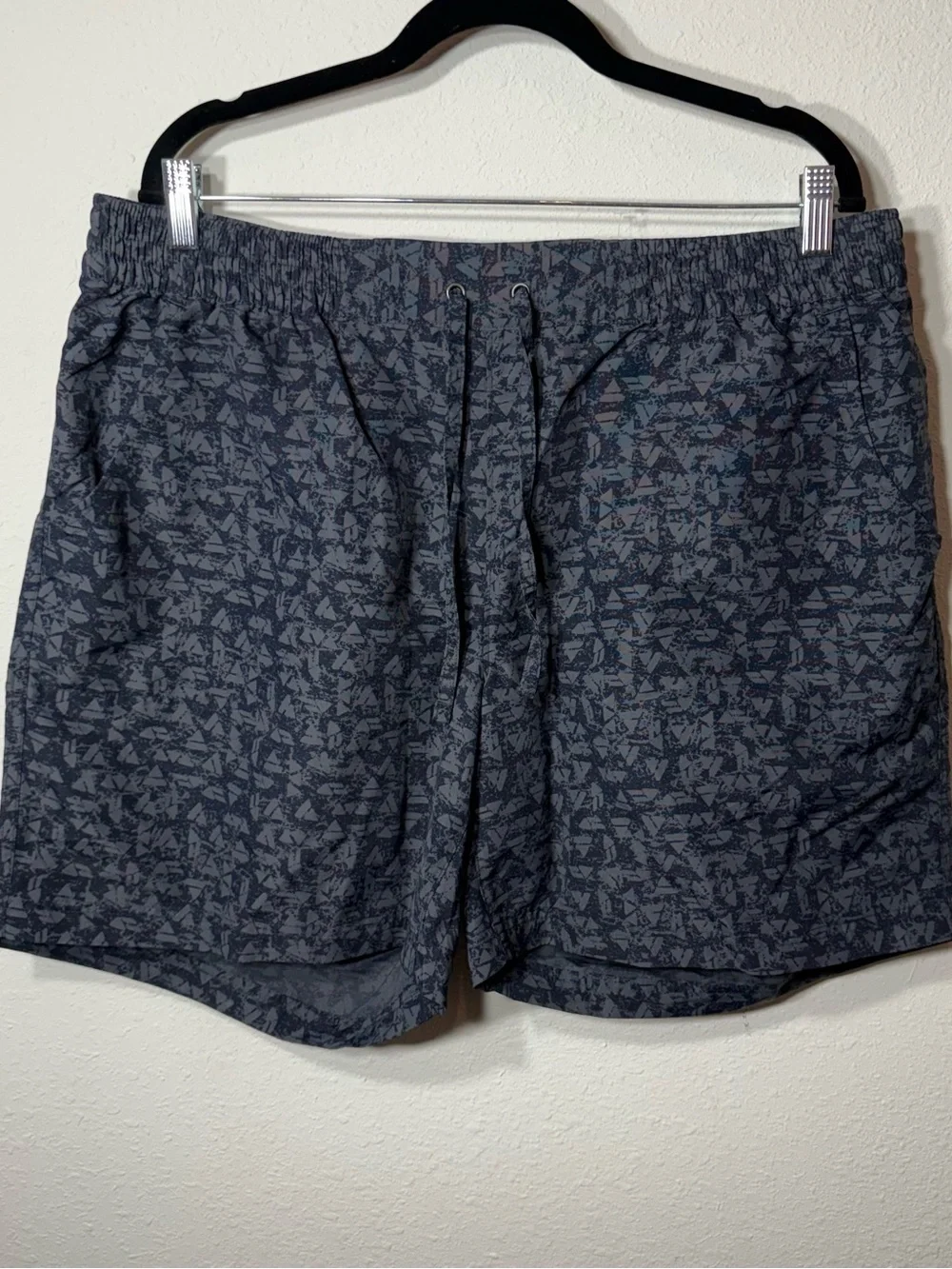 Duluth Trading Men’s XL Nylon Drawstring Shorts Gray Geometric 7” Inseam